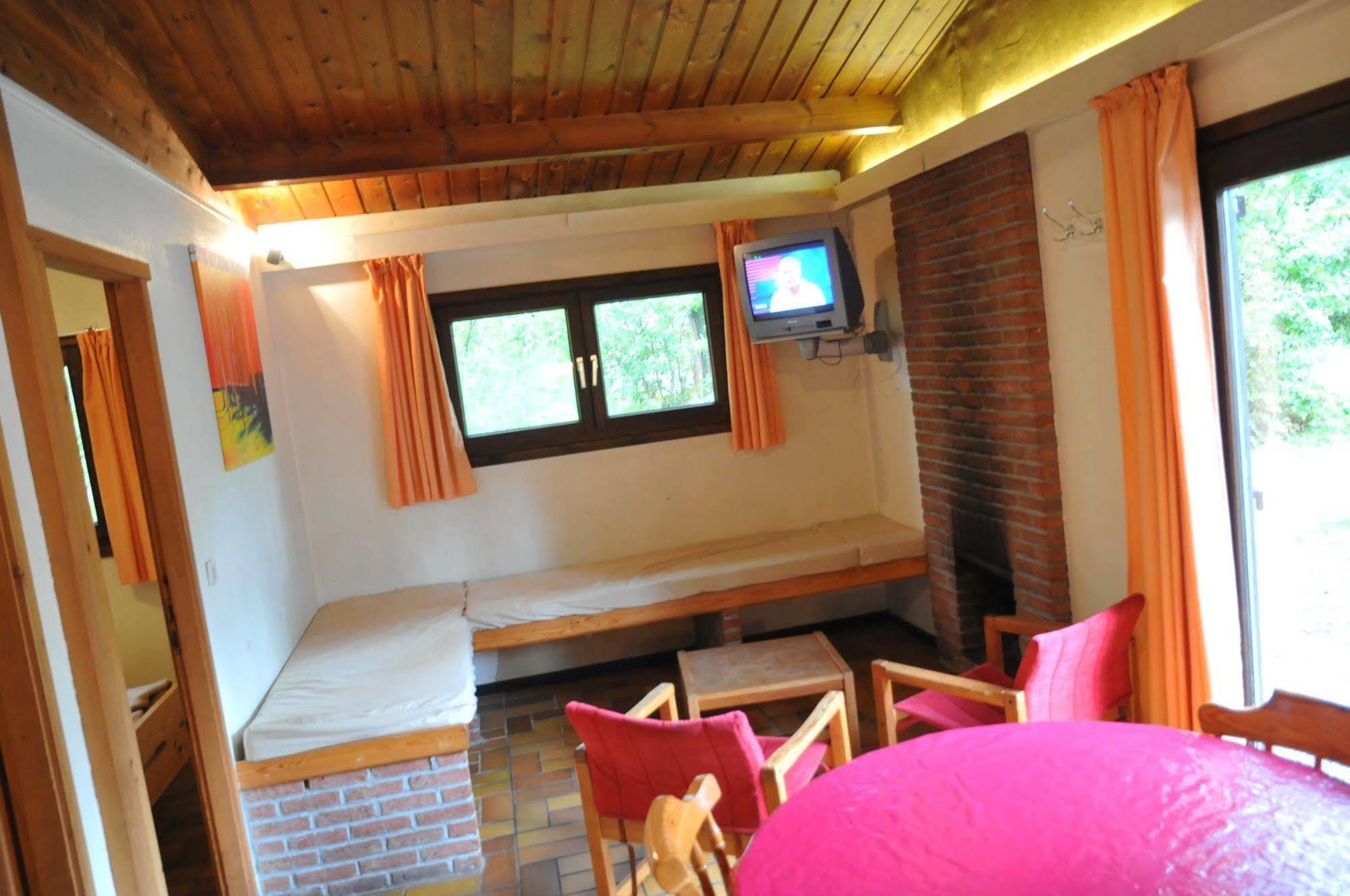 Village De Vacances De Vencimont Voneche ภายนอก รูปภาพ